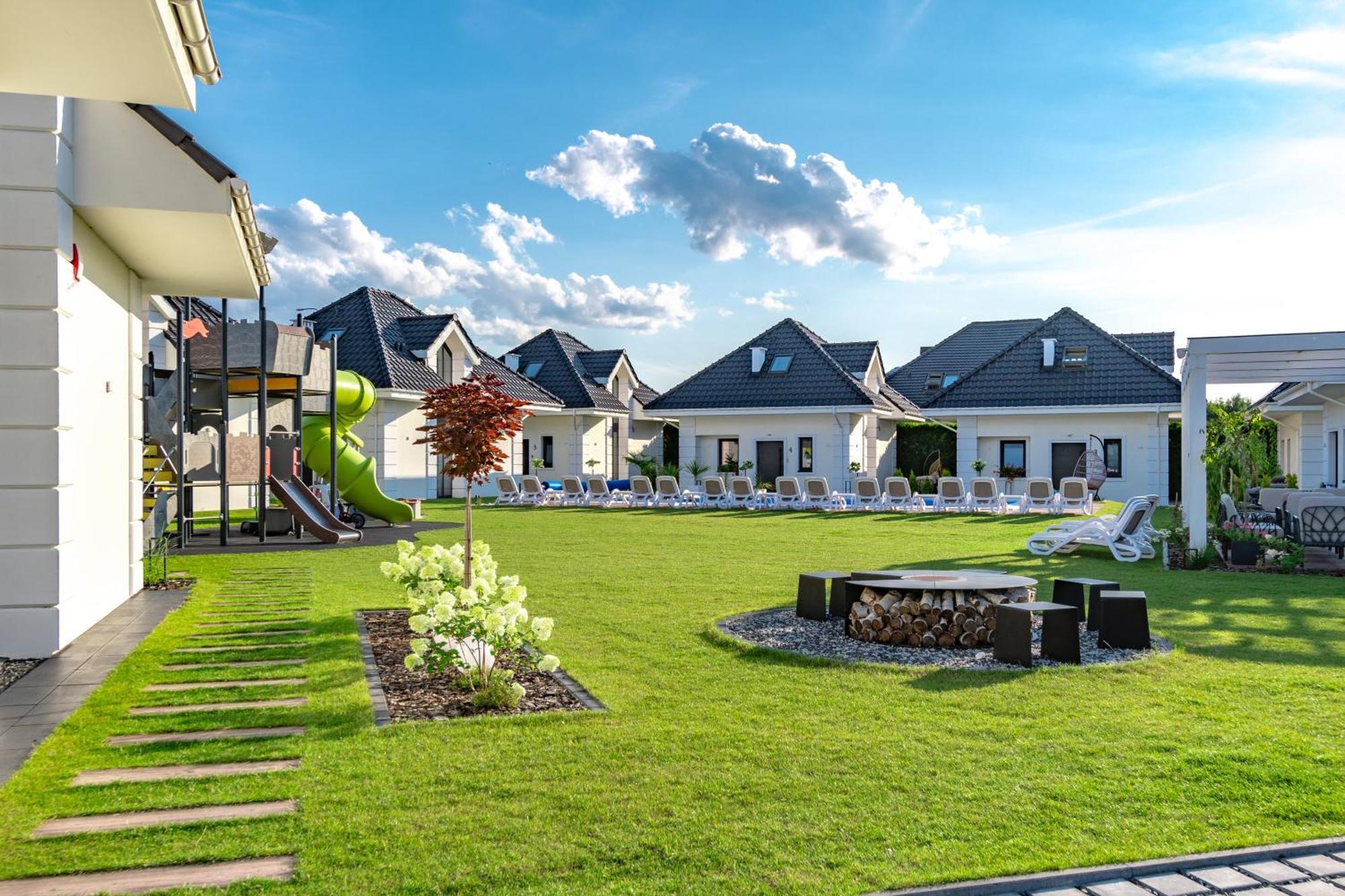 Family Resort Ustka - Domki Dwupoziomowe Z Basenem Exteriér fotografie